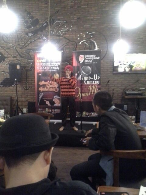 dodikhamster's tweet photo. Comic ke 12 di #TheHookOpenMic adalaaaahhh @SashaQ_Tweet #EnglishMaterial Enjoy! @TheHookId https://t.co/mBzDtlABZd