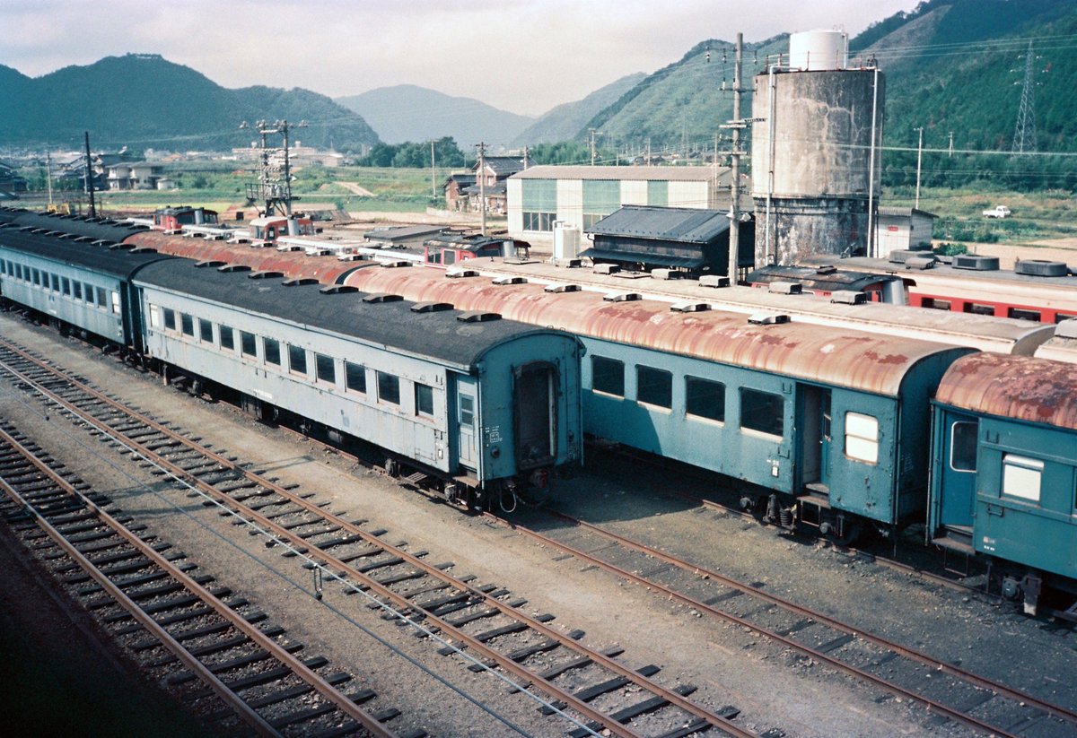 Pairi こちらは大阪 福知山直通のディーゼルカー ディーゼル普通列車としては 相当な長大編成でした 12系客車やキハ47から103系への置き換え ギャップが激しかったですね