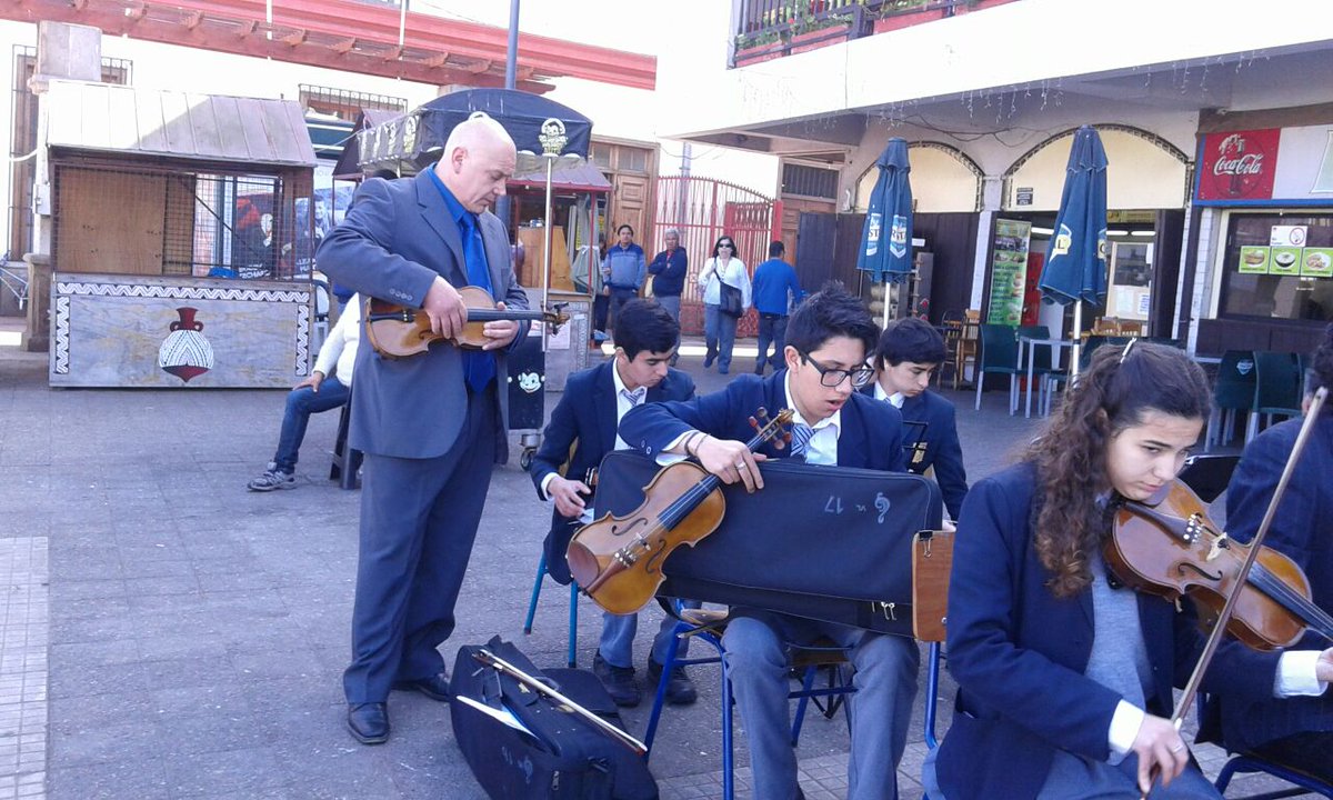 LiceoGCordovez's tweet photo. Al mismo tiempo que las otras Orquestas, la agrupación del Liceo Gregorio Cordovez está tocando en La Recova 🎶🎺🎻 https://t.co/kqYtEYLSkX
