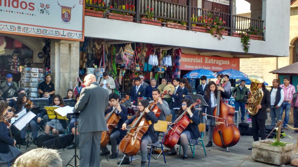 LiceoGCordovez's tweet photo. Al mismo tiempo que las otras Orquestas, la agrupación del Liceo Gregorio Cordovez está tocando en La Recova 🎶🎺🎻 https://t.co/kqYtEYLSkX