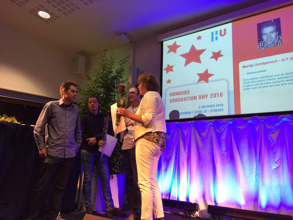 ErikPuik's tweet photo. Feestelijke uitreiking van de eerste stercertificaten op HonoursGraduationDay #hgd2016 https://t.co/4gGniZBgf7