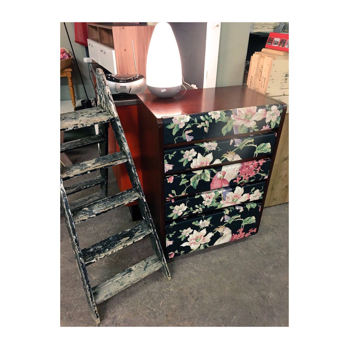 HippeKringloop's tweet photo. Team #hippekringloop is weer lekker bezig geweest met hout, verf, stof en lijm 👍🏻🖌🛠✂️ #kasten #restylen #DIY https://t.co/AVvazfIZhk