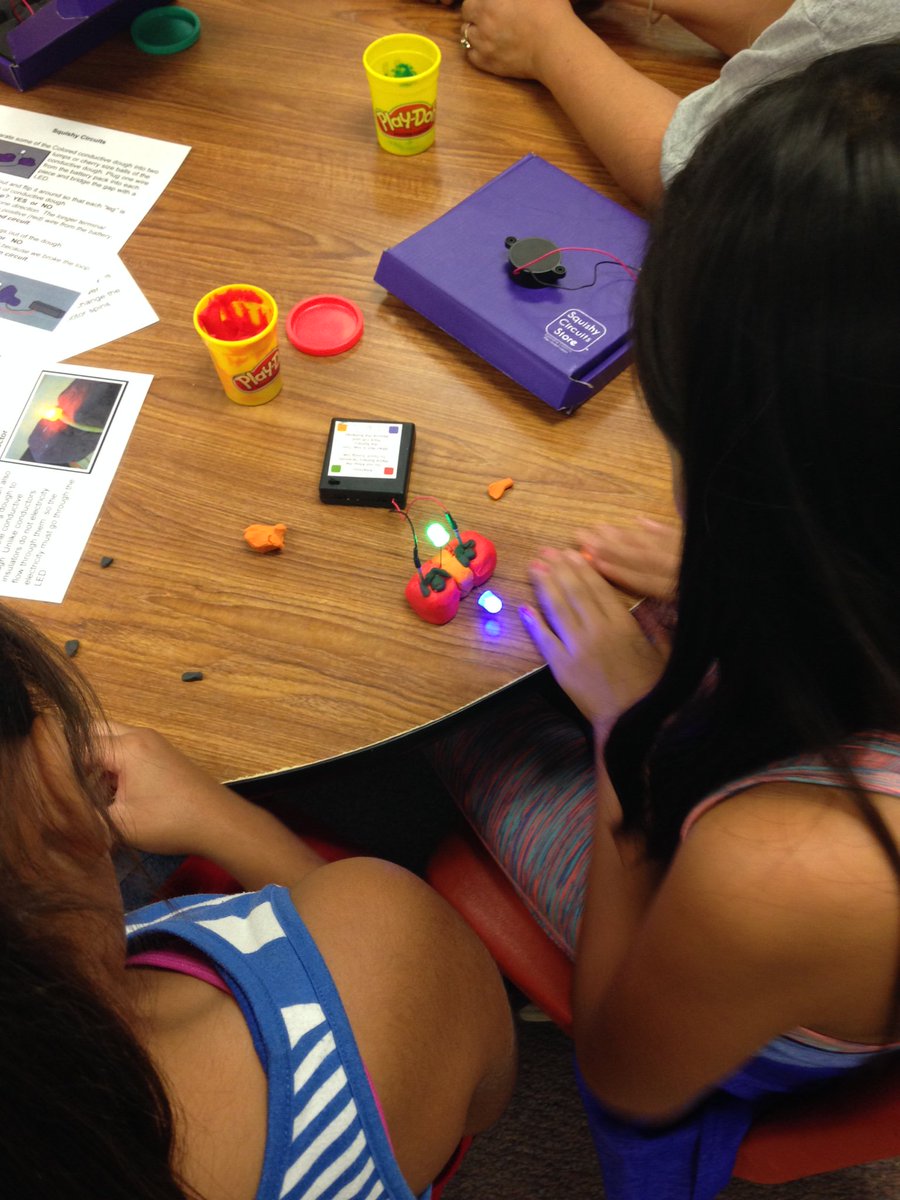 vencolibrary's tweet photo. #SquishyCircuits Light Up and Whistle at the #vclPiruLibrary on 9-28-16. #STEAM #STEM https://t.co/jdX22165rg