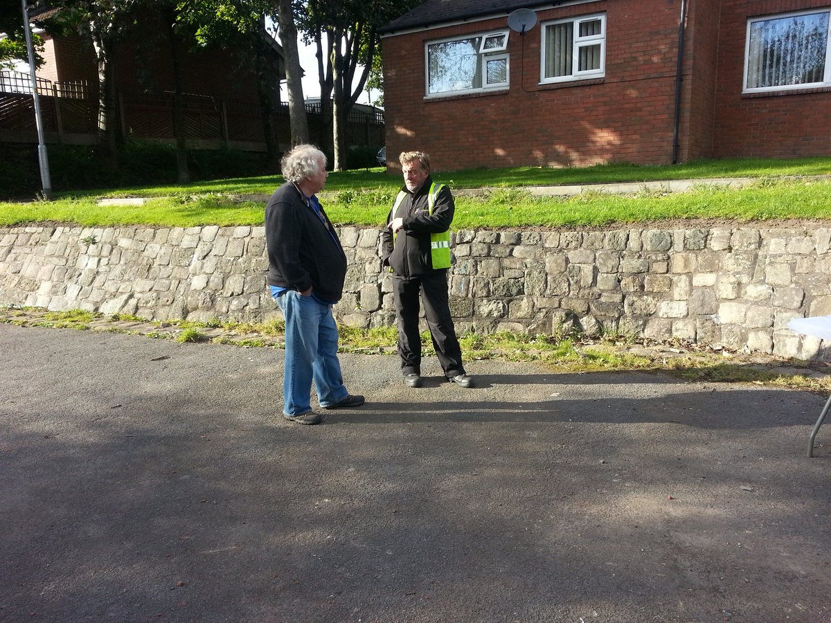 FCHODanielle's tweet photo. Out in High Crompton tackling neighbourhood issues with our customer. #FCHONhoods#lovewhereyoulive @FirstForFCHO https://t.co/PCsRfMr0Hx
