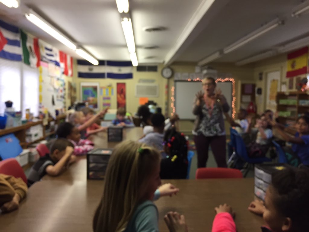 FCSBES's tweet photo. Singing and moving to numbers and colors in Spanish! https://t.co/jr4o4lYApo