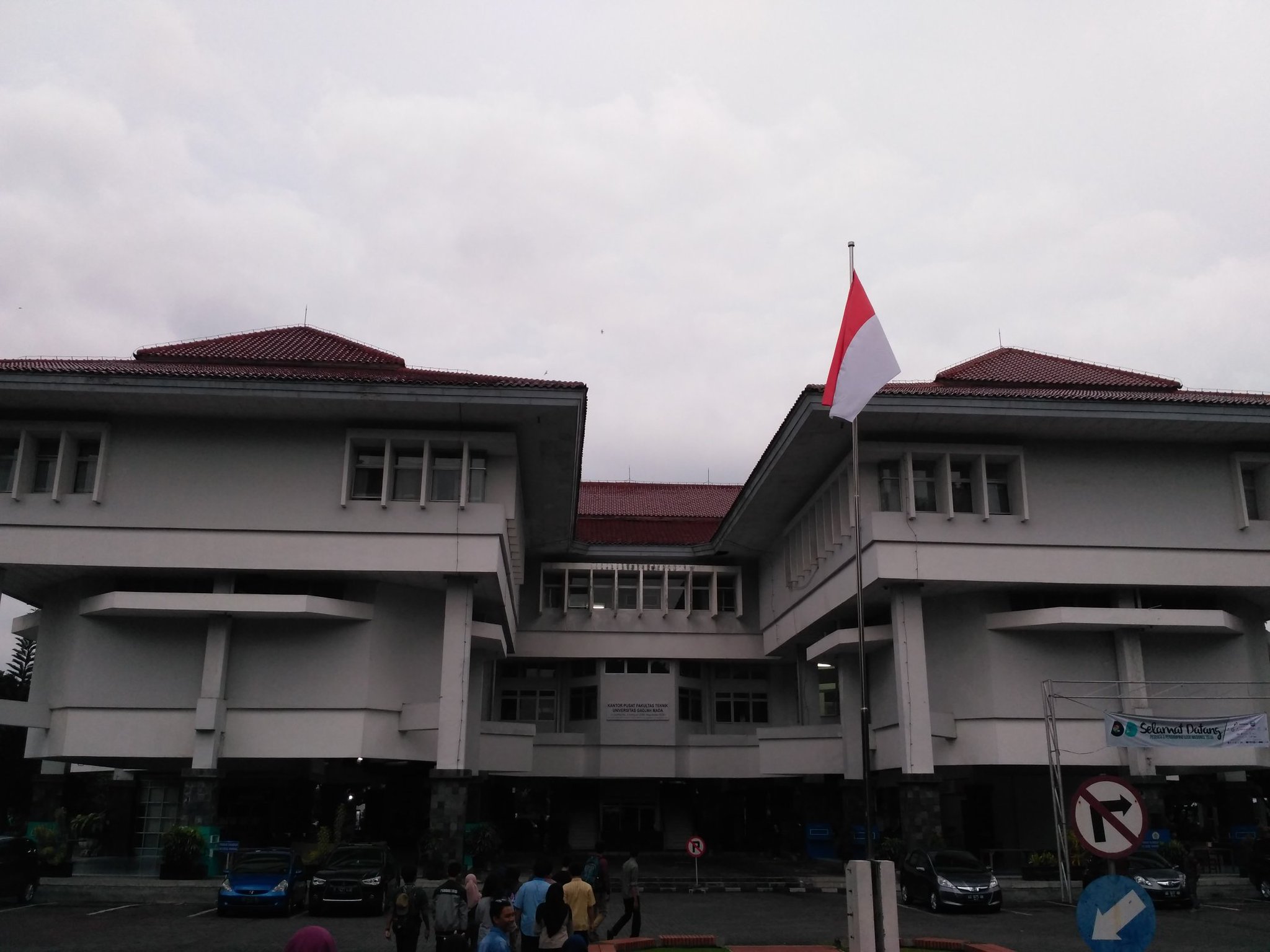 BEM KM UGM Ø¹ÙÙ ØªÙÙØªØ± "Yang paling fenomenal KPFT Kantor Pusat Fakultas Teknik Bagi para jomblo spot ini mrpkn spot yg asik krn wifi & stopkontaknya