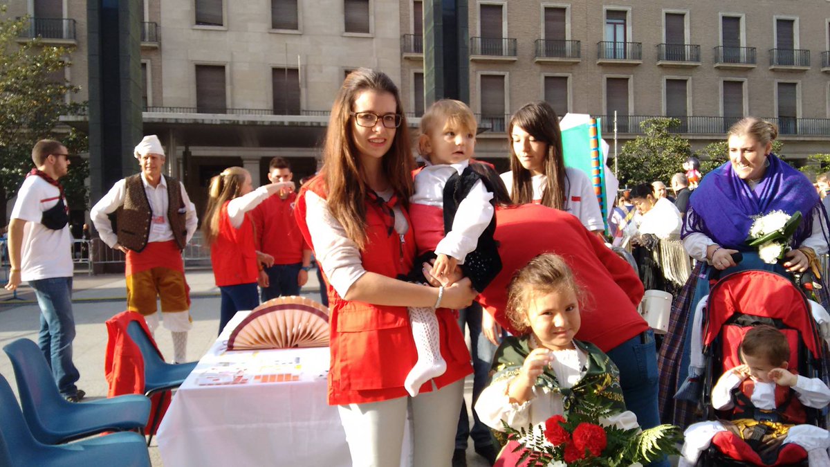 CruzRojaZgz's tweet photo. #CRZPilar16 @Pilar16 @CRE_Juventud #Zaragoza ya cuenta con 40 #voluntarios para que los más peques se acerquen a ofrecer su ramo a la Virgen https://t.co/MlaHAYeGm4