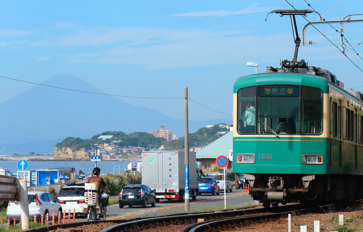 Ema 江の島マジ愛してる 今朝 湘南から富士山が綺麗に見えました 江ノ電と富士山の撮影にメラメラと燃えてましたｗ 場所は七里ヶ浜駅の近くです