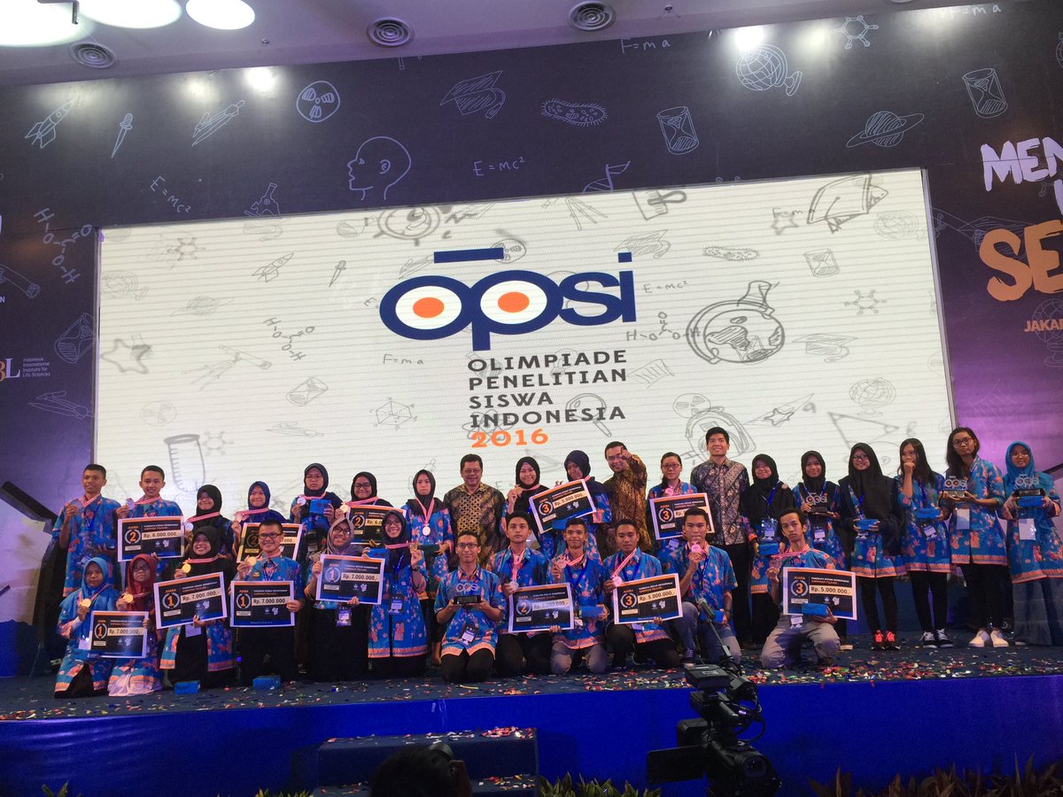Kemdikdasmen's tweet photo. Penyerahan medali kpd pemenang #OPSI2016 utk kategori Matematika&Rekayasa,Sains&Teknologi,dan Ilmu Sosial&Humaniora #MENELITIITUSERU https://t.co/VjYz7M7uwg