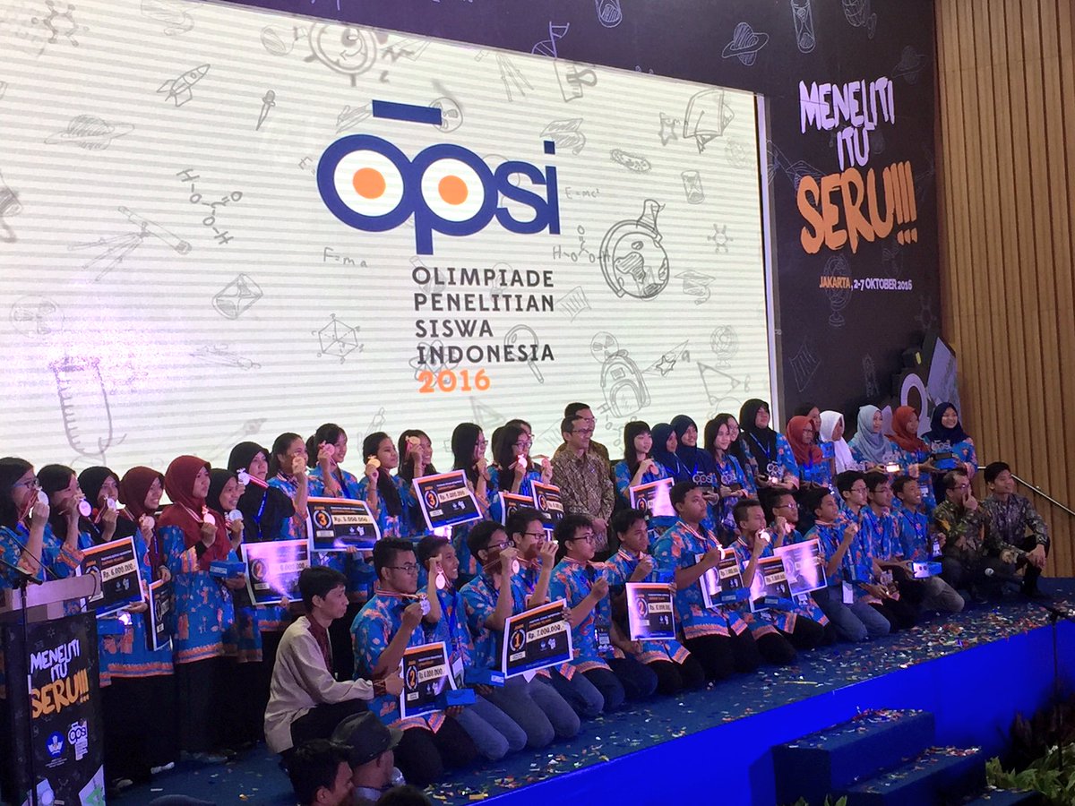 Kemdikdasmen's tweet photo. Penyerahan medali kpd pemenang #OPSI2016 utk kategori Matematika&Rekayasa,Sains&Teknologi,dan Ilmu Sosial&Humaniora #MENELITIITUSERU https://t.co/VjYz7M7uwg