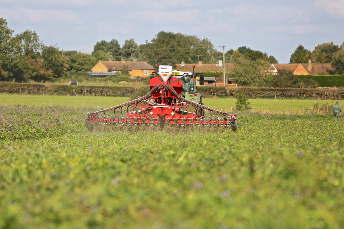 Weaving_Mach's tweet photo. The #GD6000T #drilling #direct into standing #CoverCrop #Fendt #Weaving #notill #dd #clubhectare https://t.co/c9o9CnxZan
