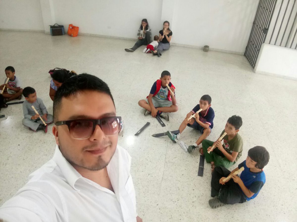 Mtorescultura's tweet photo. El monitor @andrespazos en B/1ro de Mayo de la comuna 17 con el coro de Flautas #musica  @LuzA_Betancourt @MauriceArmitage @AlcaldiaDeCali https://t.co/U5sAbLQBPd