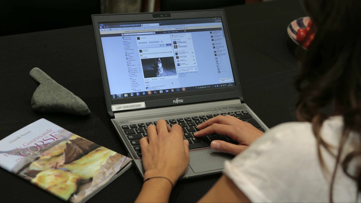VTMNIEUWS's tweet photo. De helft van de Belgen 'helpt' cybercriminelen. 
https://t.co/DCumr7OknK https://t.co/SnwOaacCDa