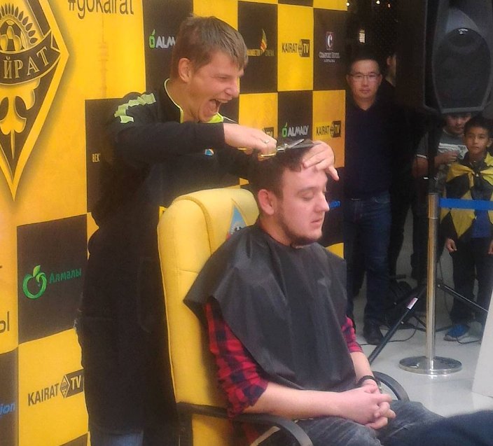 Squawka_Live's tweet image. Andrey Arshavin won a bet with a blogger that claimed he wouldn't score more than 7 goals this season.

The prize? He got to cut his hair. 😂