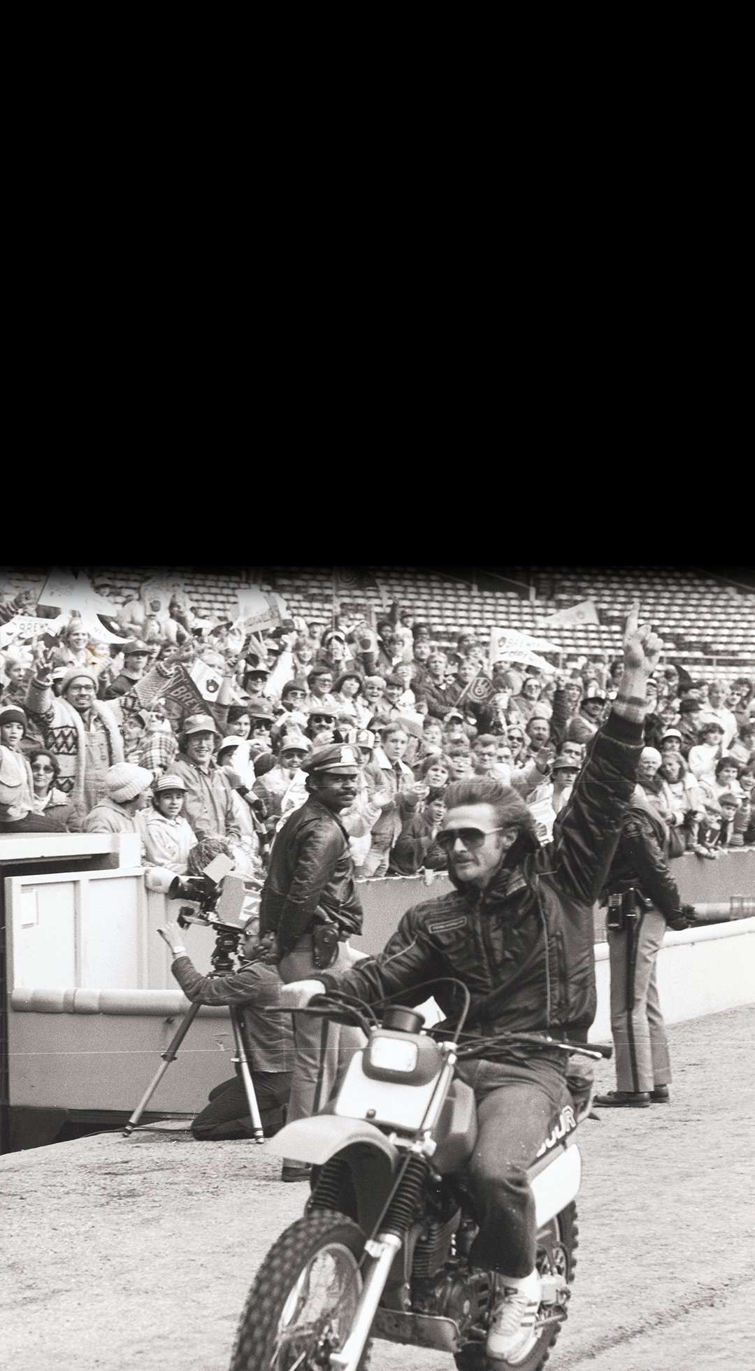 Milwaukee Brewers on X: Let Robin Yount help you point out your iPhone  notifications.Just save this pic & set it as your lock screen  wallpaper. #Brewers #TBT  / X