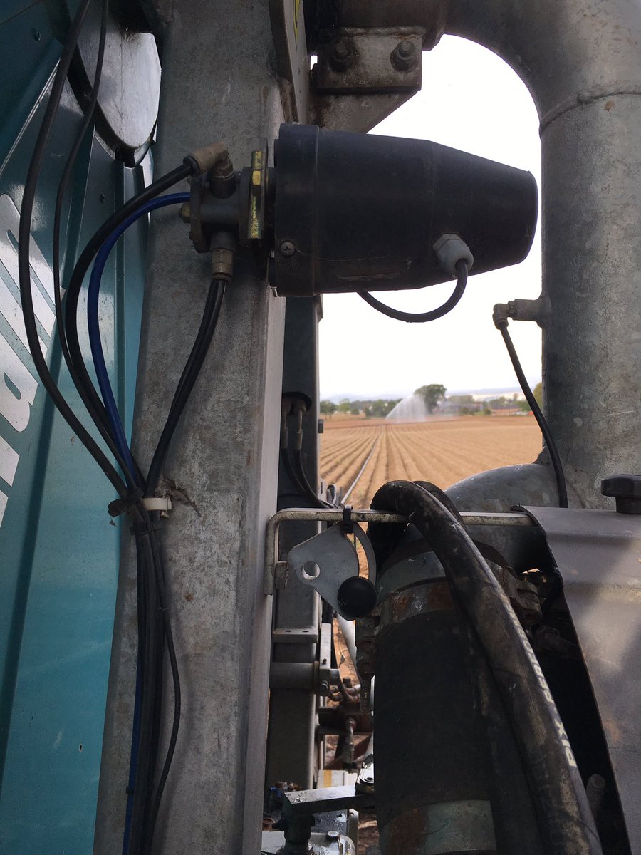 grewfarmpete's tweet photo. @farmerkaney @Cloonpotato too busy doing this to be a #machineryaddict #bitdry here π«βοΈβοΈπͺ https://t.co/vA5m7eFsBZ