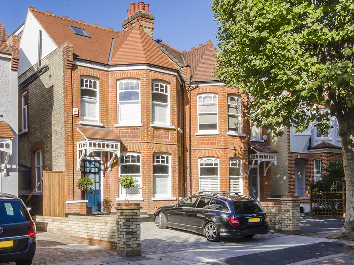 KeatsN10's tweet photo. Stunning five bedroom semi-detached Edwardian home with off street parking in N8. Equi-distant to Crouch End and Muswell Hill Broadway. https://t.co/bciDyK0ujp
