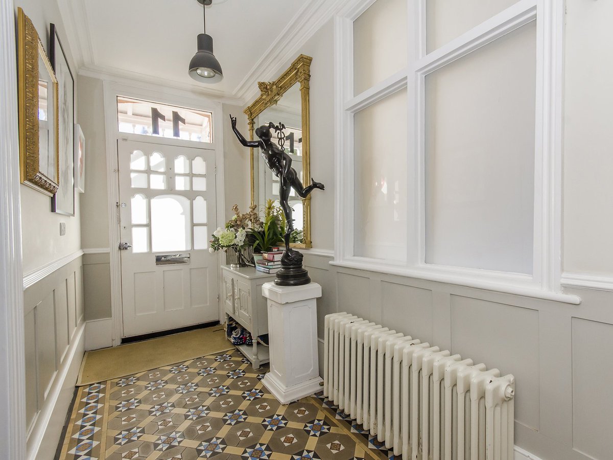 KeatsN10's tweet photo. Stunning five bedroom semi-detached Edwardian home with off street parking in N8. Equi-distant to Crouch End and Muswell Hill Broadway. https://t.co/bciDyK0ujp