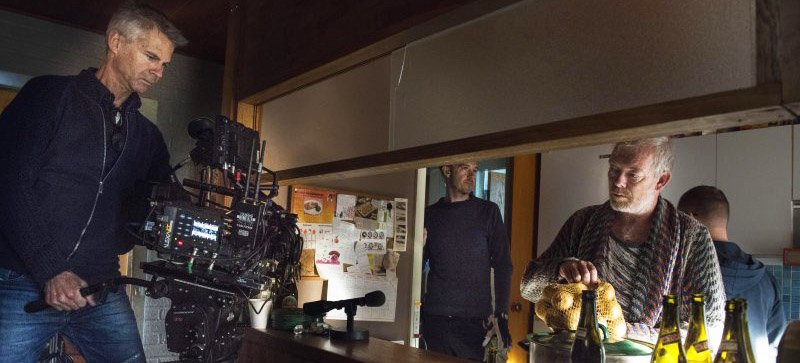 En villavej i Risskov har de seneste seks uger dannet rammen om optagelserne til filmatiseringen af »Gud taler ud« filmbyaarhus.dk/jens-blendstru…