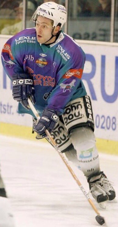Bove44's tweet photo. Genau 10 Jahre her dieses Bild. Nun ist es offiziell 📝: Mein neuer/alter Arbeitgeber für die Saison 2016/17 @MoskitosEssen https://t.co/ooaCideCXT
