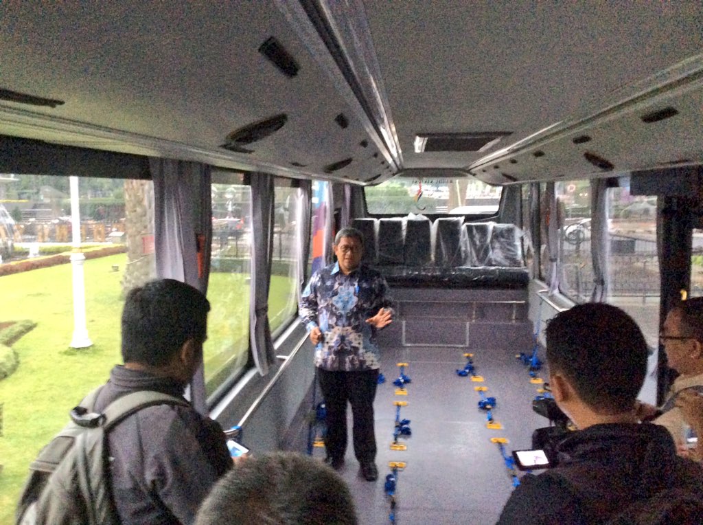 humasjabar's tweet photo. Dalam persiapan perhelatan Peparnas XV Jawa Barat, Bapak @aheryawan sore tadi mengenalkan Alat Transportasi Bis khusus Difabel di Gd. Sate. https://t.co/7Ze9pZqaAE