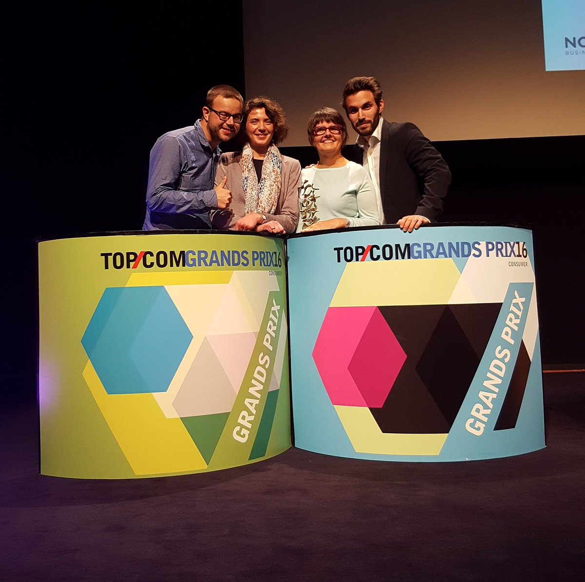 Encore un prix pour l'appli #Futuroscope ! Le #TOPCOM16 est en or ! Merci aux agences @extreme_sensio &amp; <a href="/GoandUp/">GO&UP</a> !