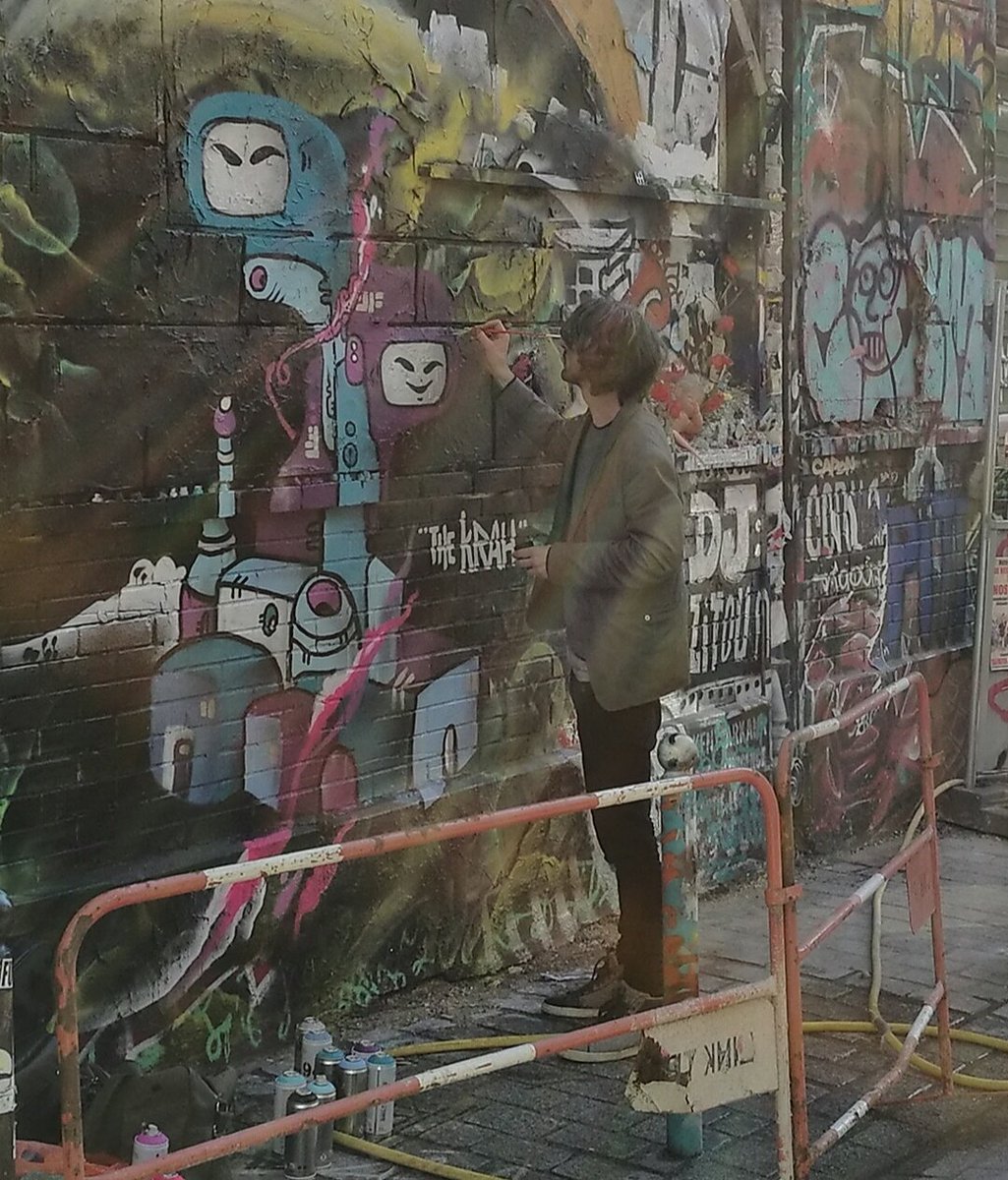 Hi from Paris#streetart #ParisFashionWeek