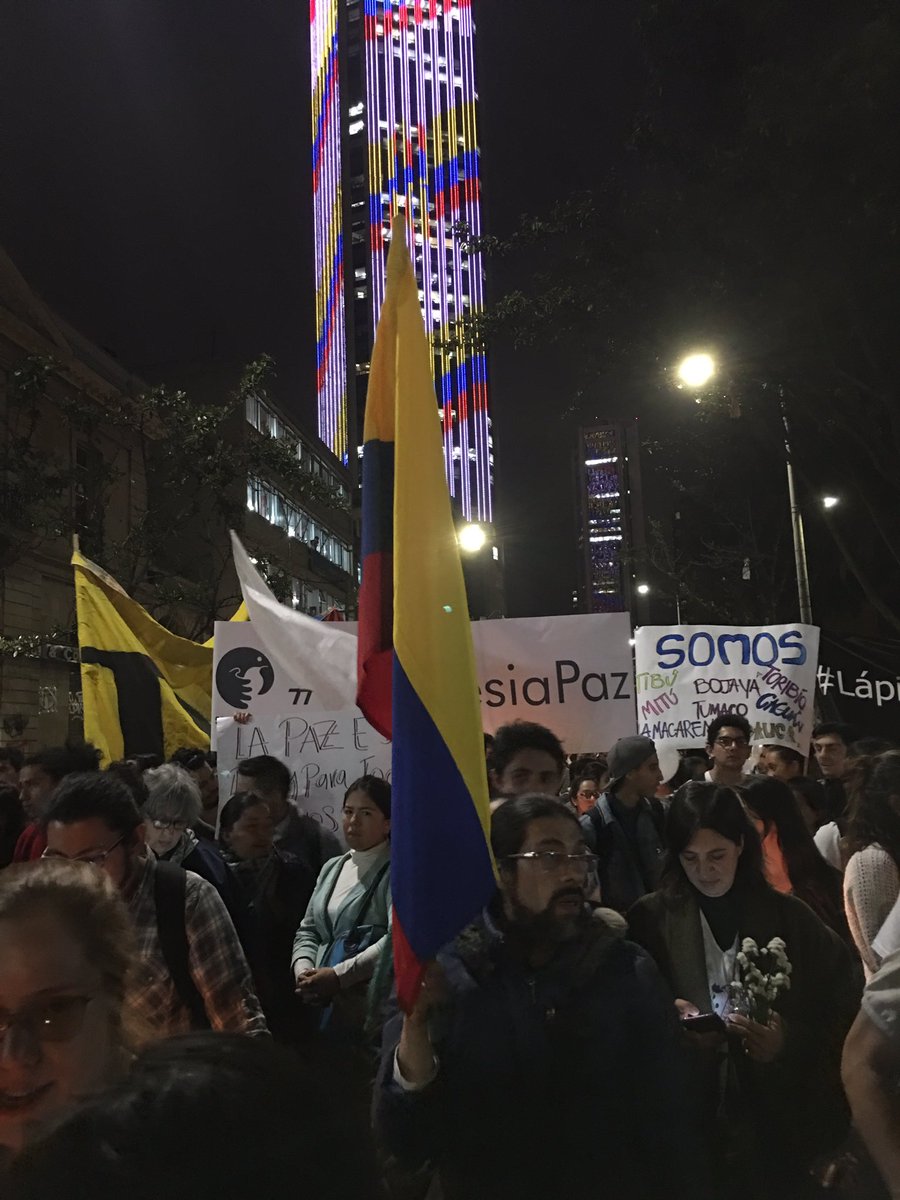 Lauris_marula's tweet photo. Marcha por La Paz! #ColombianosPorLaPaz #AcuerdoYa #Peace4Colombia https://t.co/ljOPH7jYXn