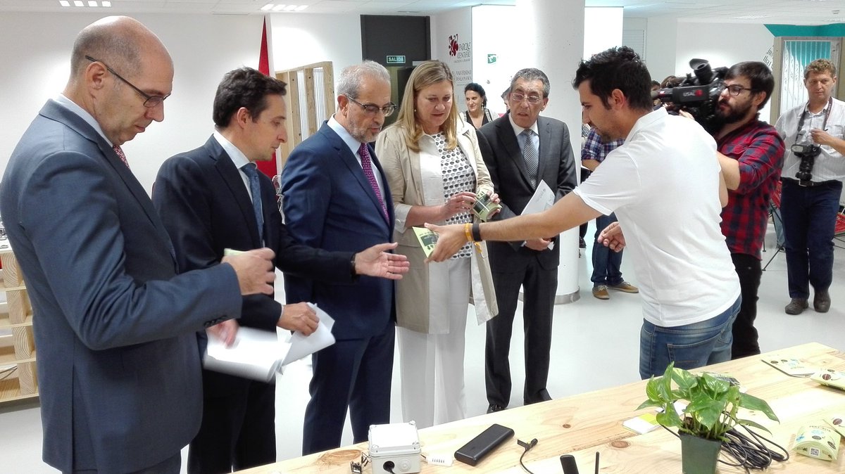 pcusal's tweet photo. @sidisel @MPF3D @Agrosmart_S #emprendedores del @pcusal muestran sus productos a Consejera Economía y Rector de la @usal en el #U-Talent-Hub https://t.co/r7a2RweZun