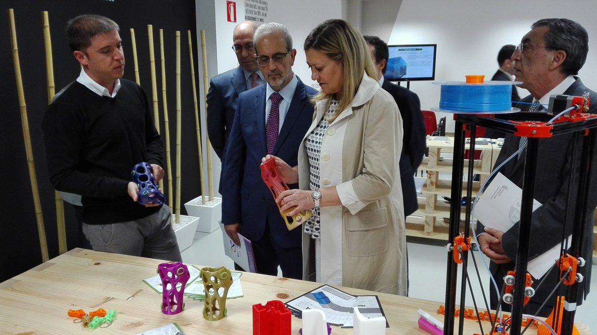 pcusal's tweet photo. @sidisel @MPF3D @Agrosmart_S #emprendedores del @pcusal muestran sus productos a Consejera Economía y Rector de la @usal en el #U-Talent-Hub https://t.co/r7a2RweZun