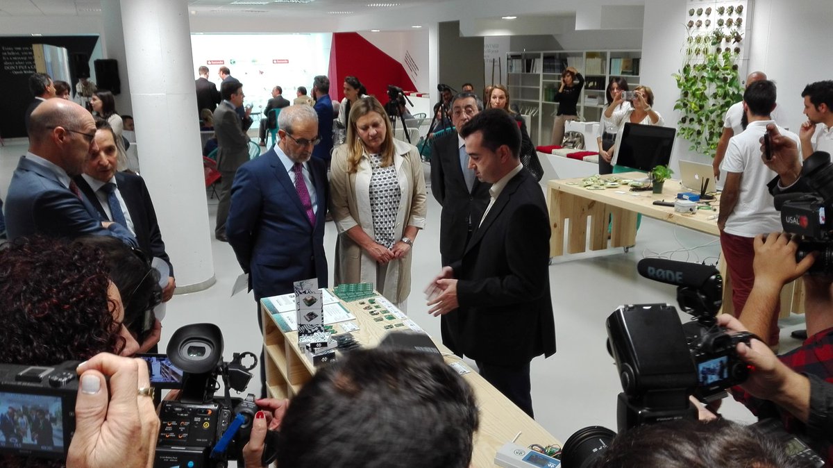 pcusal's tweet photo. @sidisel @MPF3D @Agrosmart_S #emprendedores del @pcusal muestran sus productos a Consejera Economía y Rector de la @usal en el #U-Talent-Hub https://t.co/r7a2RweZun