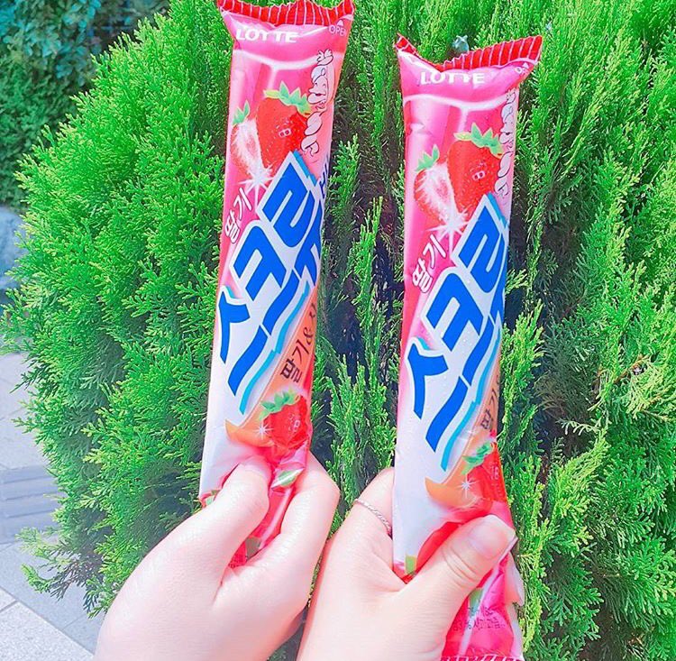 callme1993's tweet photo. 韓国のコンビニへ行ったら食べて欲しい商品🐷💓

🍓스크류바🍓

いちごの味がクセになるスクリューバー！
韓国の人はよくソーダ系のお酒に溶かして一緒に飲んでます😎

#callme1993 
#食べたいと思ったらRT https://t.co/HXZSvTlsYB