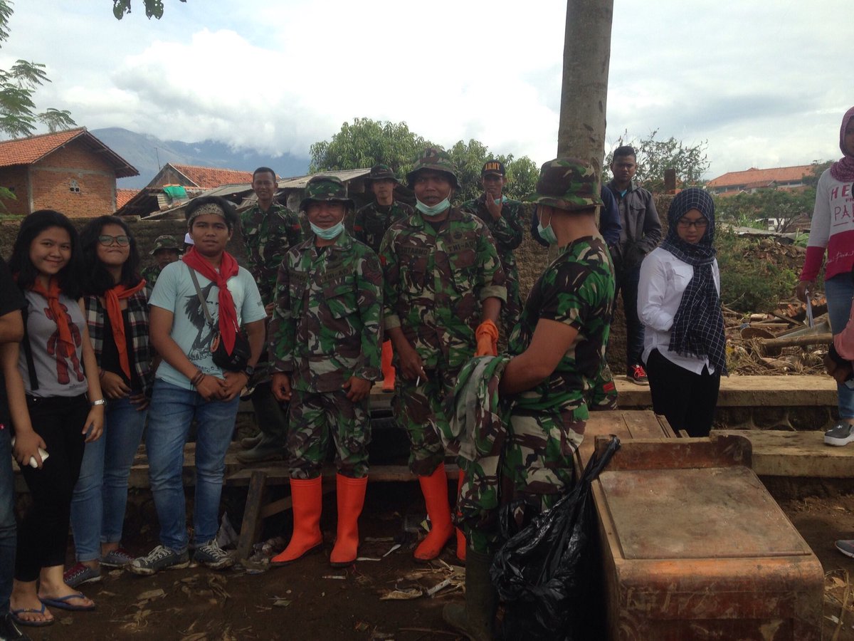 1PALASI's tweet photo. Terimakasih untuk siswa siswi @SMABOEDOET semoga apa yang kita beri berguna untuk saudara saudara kita. 
#palasipedulibencana
#prayforgarut https://t.co/QDbyXw2eCT