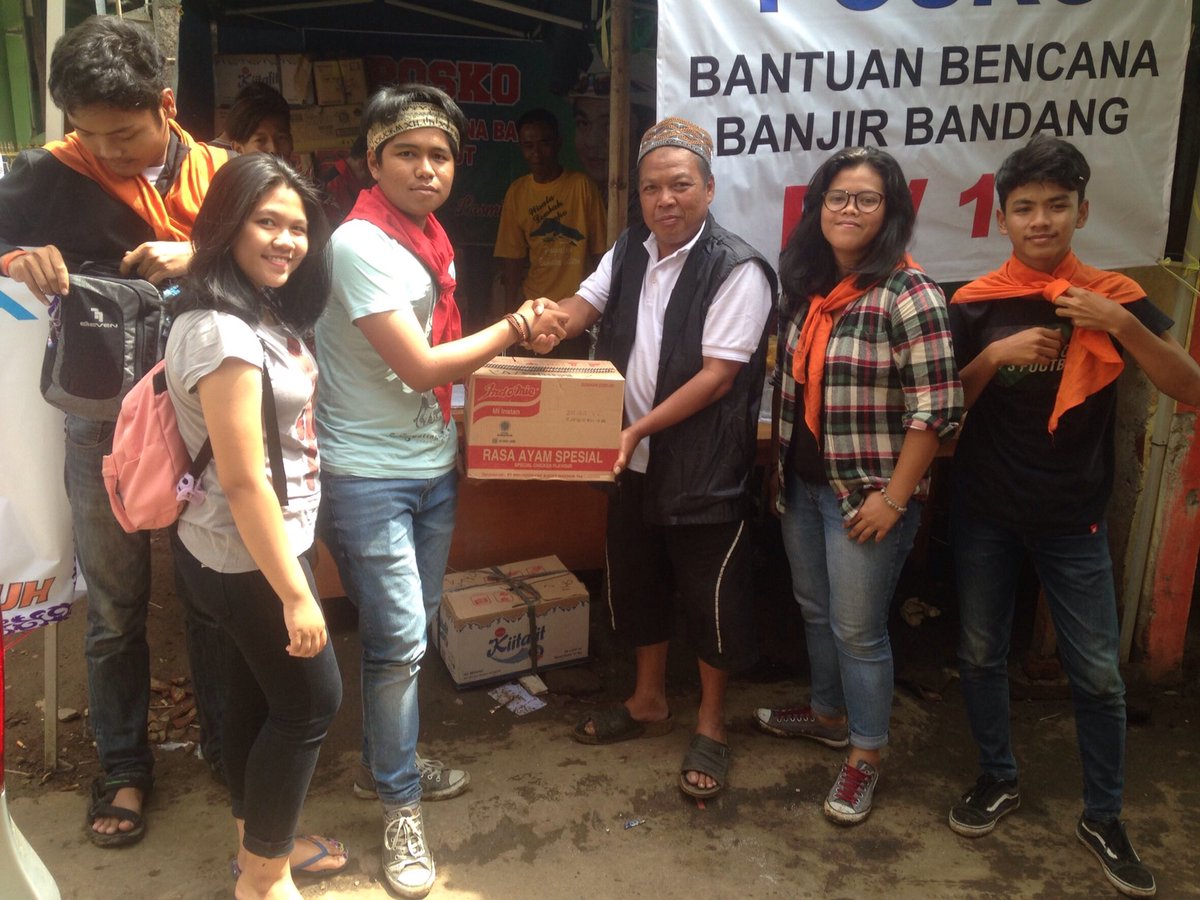 1PALASI's tweet photo. Terimakasih untuk siswa siswi @SMABOEDOET semoga apa yang kita beri berguna untuk saudara saudara kita. 
#palasipedulibencana
#prayforgarut https://t.co/QDbyXw2eCT