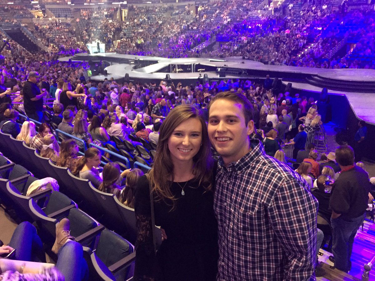 KaterTater11's tweet photo. Happy Graduabirthday Veee @vebeacom @carrieunderwood #CarrieConcert https://t.co/6BEXb7FSUX