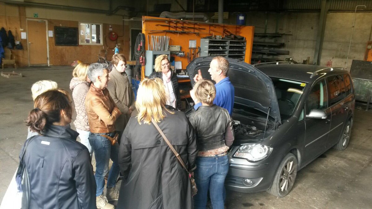 CUMELANederland's tweet photo. Middagprogramma damesdag Noord-Holland: Panne zonder mannen! Olie peilen, accu en startkabels plaatsen. https://t.co/nummocqem8