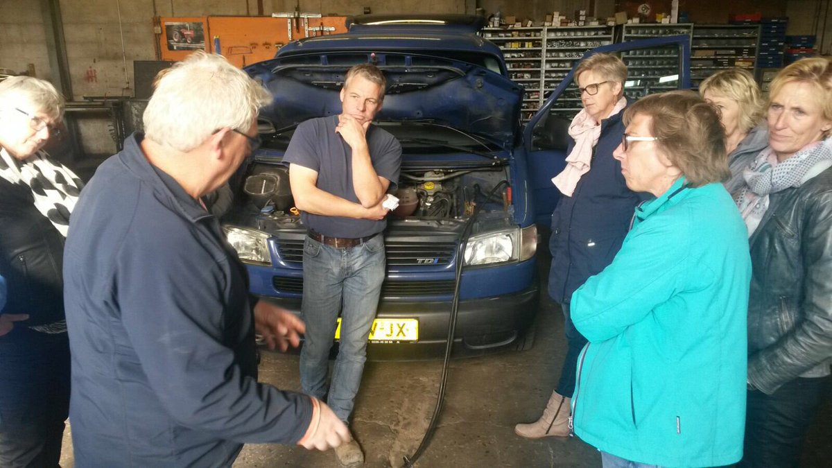 CUMELANederland's tweet photo. Middagprogramma damesdag Noord-Holland: Panne zonder mannen! Olie peilen, accu en startkabels plaatsen. https://t.co/nummocqem8
