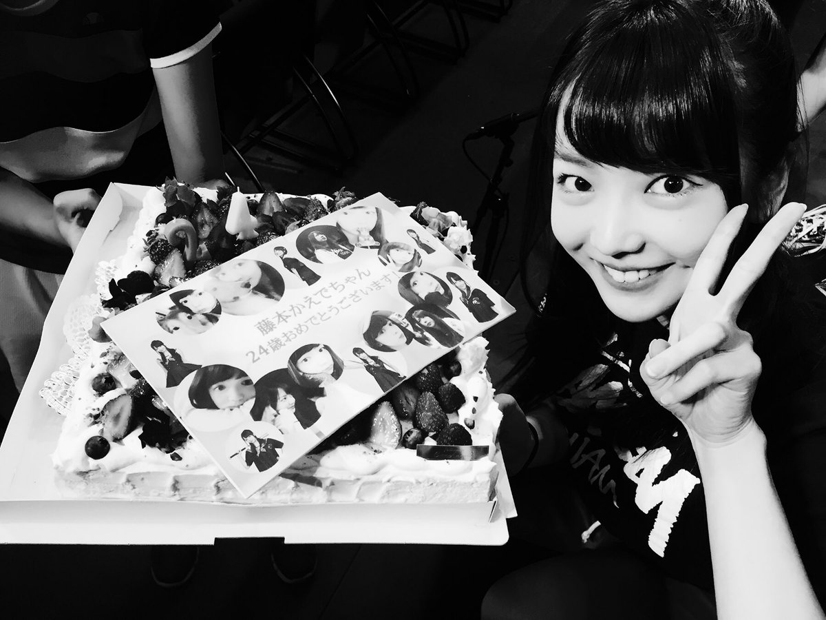 野々宮ミカ Ar Twitter そして高校からの友でもある共演者のかえでがお誕生日 最近一緒にポケモンしてたから モンスターボールデザインの充電器 W いっぱいポケモン捕まえて下さい 笑みんなでお祝い 放課後戦記 お誕生日 ポケモン