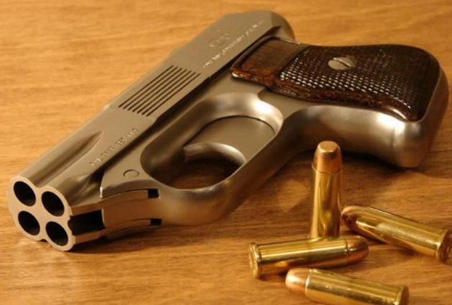 Worker_Chara's tweet photo. ＊COP.357
＊３５７マグナム弾を放つ事の出来る小さいくせに威力は高い拳銃
＊併しデリンジャー式を採用している事も有って反動も有るので扱いには熟練を要する。
＊しかし重要なのはコイツが４つも銃口を持ってる事じゃなかろうか。 
https://t.co/CxdAMbNbzT