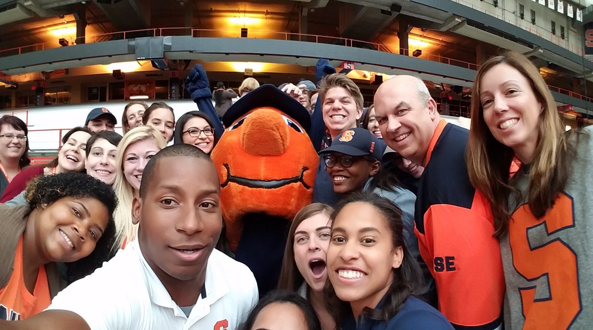 havuherd's tweet photo. @beckystoczko @TheEllenShow thank you! It was a group effort. #selfies #syrcommf2f https://t.co/fhWw7OxsOU