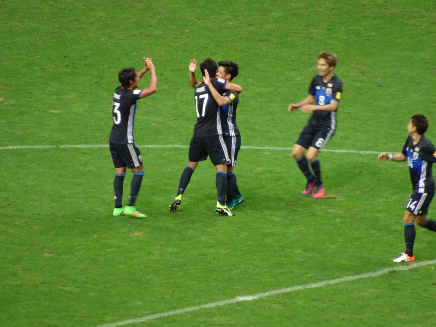 تويتر Fjまりこ على تويتر ロシアw杯アジア最終予選 日本vsイラク 2 1で勝利 山口選手の決勝ゴールが決まった後 イラクの キックオフを防ぐためすぐさまセンターサークルに戻った長谷部選手 みんながひとしきり喜んだ後に戻ってきた後遅れてセレブレーション