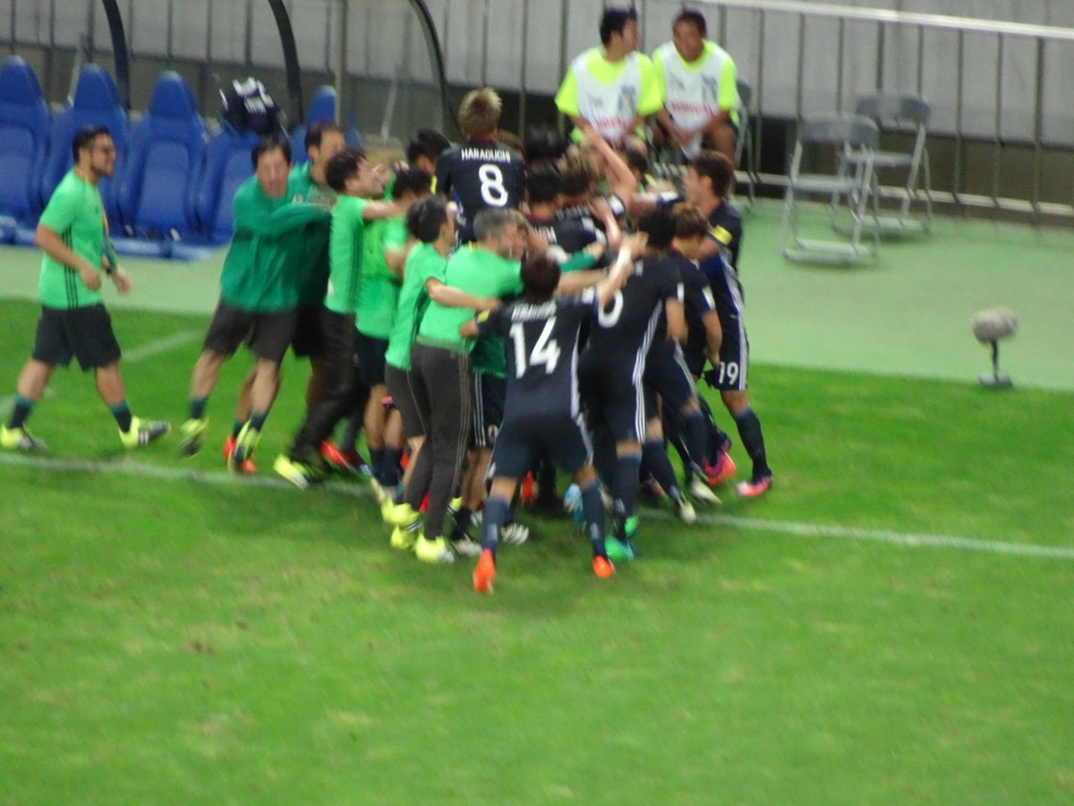 O Xrhsths Fjまりこ Sto Twitter ロシアw杯アジア最終予選 日本vsイラク 2 1で勝利 山口選手の決勝ゴールが決まった後 イラクのキックオフを防ぐためすぐさまセンターサークルに戻った長谷部選手 みんながひとしきり喜んだ後に戻ってきた後遅れてセレブレーション O Xrhsths Fjまりこ Sto Twitter ロシアw杯アジア最終予選 日本vsイラク 2 1で勝利 山口選手の決勝ゴールが決まった後 イラクのキックオフを防ぐためすぐさまセンターサークルに戻った長谷部選手 みんながひとしきり喜んだ後に戻ってきた後遅れてセレブレーション