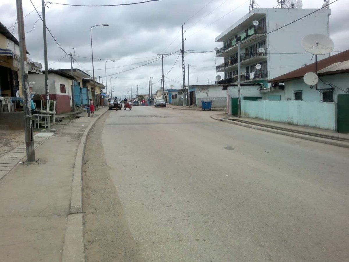 MouvancePing's tweet photo. Le ciel est très couvert, les rues sont désertes. La nature se recueille avec le peuple gabonais. #Gabon #JeudiNoir https://t.co/pyE9H8ZoPb