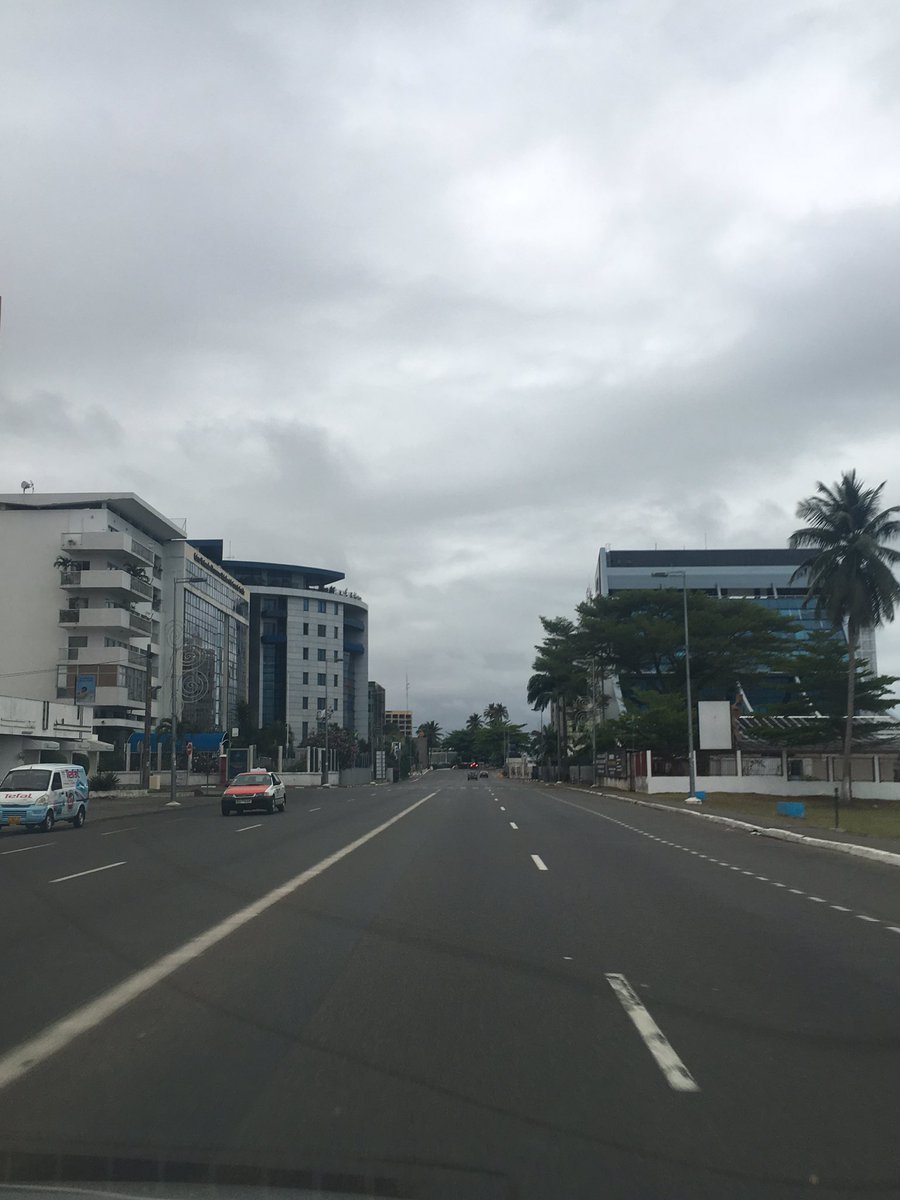 MouvancePing's tweet photo. Le ciel est très couvert, les rues sont désertes. La nature se recueille avec le peuple gabonais. #Gabon #JeudiNoir https://t.co/pyE9H8ZoPb