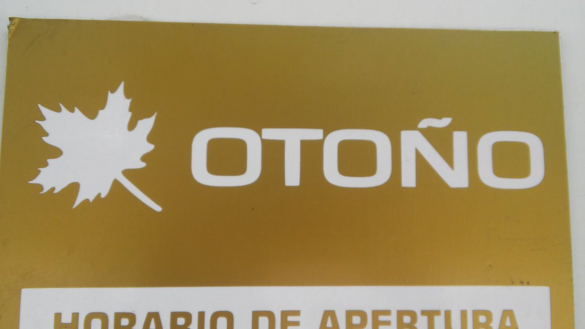 AC_fdez's tweet photo. Tienda que simboliza la temporada de ropa que tienen. Lógica #SafariTipoUC3M https://t.co/00xPPAM4rf