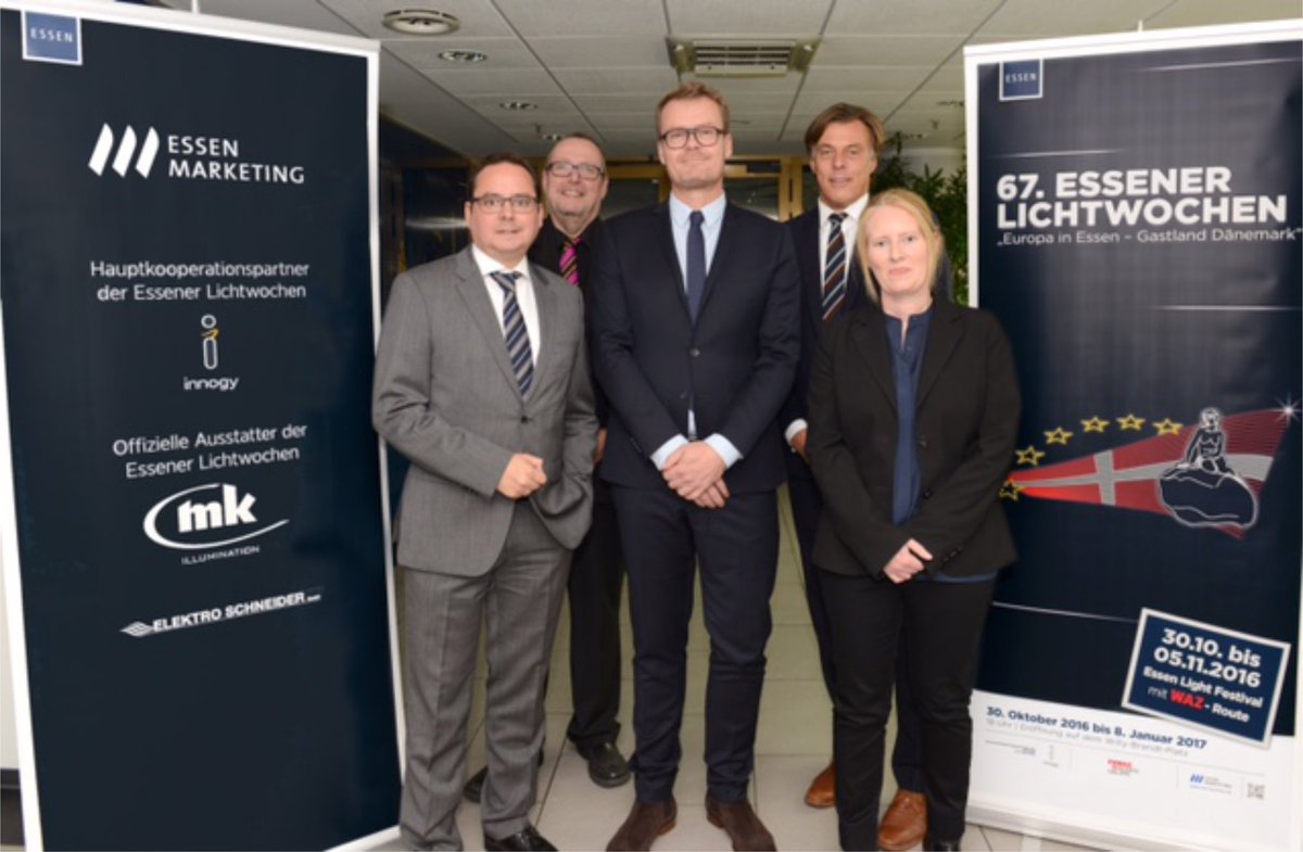 Daenemark_in_DE's tweet photo. Die dänische Botschaft warb heute mit dem Oberbürgermeister von Essen @TKufen für die Essener #Lichtwochen #Ruhrgebiet #Essen #Ruhrpott https://t.co/OSpoJ2pkMS