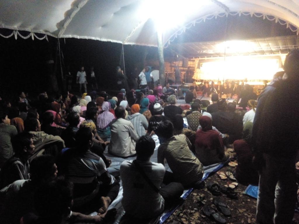 omahekendeng's tweet photo. Memulai #jamasankendeng dgn tembang dr bocah2 #Kendeng @DamarJuniarto @JmppkRembang @Dandhy_Laksono @dcandraningrum @desantaranews https://t.co/Hv0sZn2PEu