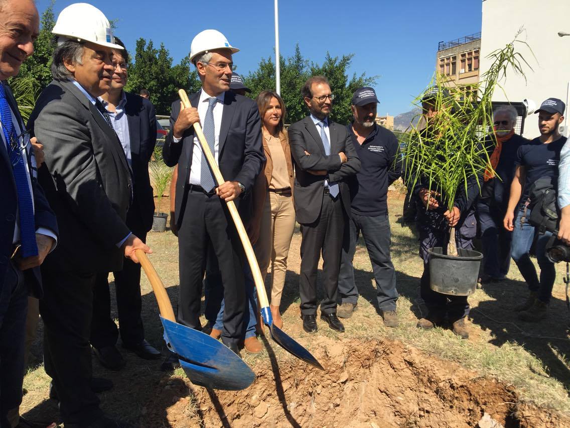 NoSmogMobility5's tweet photo. Il sindaco di Palermo e il rettore dell'Università inaugurano il bosco di No Smog Mobility! #unipa https://t.co/4L8YoaFayl