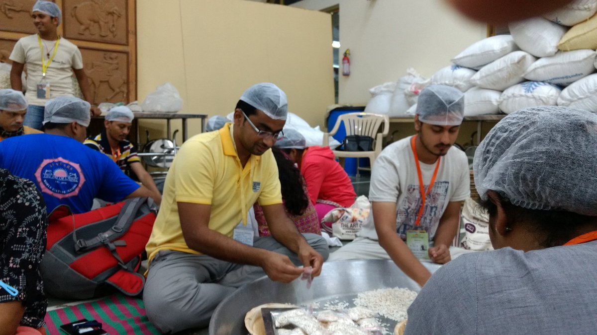 #NavratriMoments Devotees preparing prasad. Trivia : On Ashtmi more than 50,000 ppl dine at the @ArtofLiving Ashram #MegaKitchen Incredible!