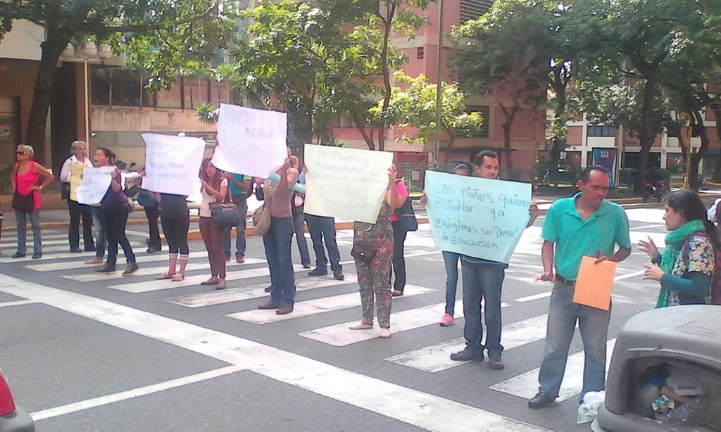 #Docentes y #Representantes de #Chacao raclaman por la indolencia del alcalde! <a href="/noticierovv/">Noticias Venevision</a> <a href="/GVcensurado/">GlobovisionCensurado</a>